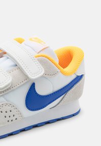 Nike Sportswear NIKE MD VALIANT (TDV) - Sapatilhas - summit white/racer blue/racer blue/white