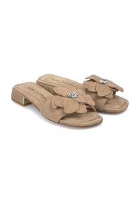 Sandales à glissière en daim beige avec des accents de fleurs en appliqué ornés de strass et un petit talon bloc pour plus de confort. Semelle en caoutchouc pour une meilleure adhérence.