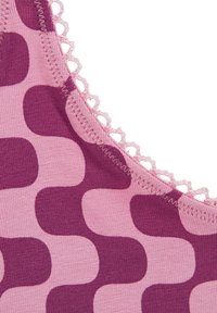 Violetā rakstainā auduma, kas satur noapaļotas formas uz rozā fona, apdarināta ar viļņotu apdari ap kakla izgriezumu.