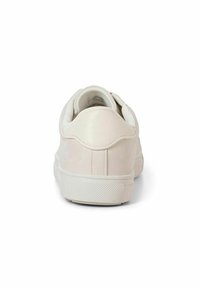 Sneaker bianco con upper in pelle liscia, tacco arrotondato e suola in gomma texturizzata. Design minimalista con dettagli di cucitura sottili.