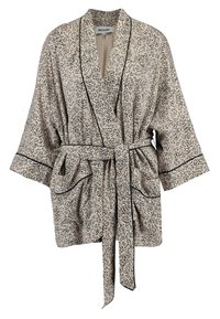 Ropa estilo kimono en beige con un patrón abstracto negro, con cintura anudada, mangas cortas y dos bolsillos frontales.