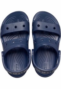 Námořnické modré sandály se dvěma širokými pásky a zadním páskem na patě. Texturovaná stélka se vzory vln a odtokovými otvory. Vyrobeno z flexibilního materiálu.