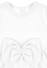 Biała sukienka z tkaniny o fakturze bawełnianej, z dużą kokardą z materiału w talii. Okrągły dekolt i widoczny zamek z tyłu.