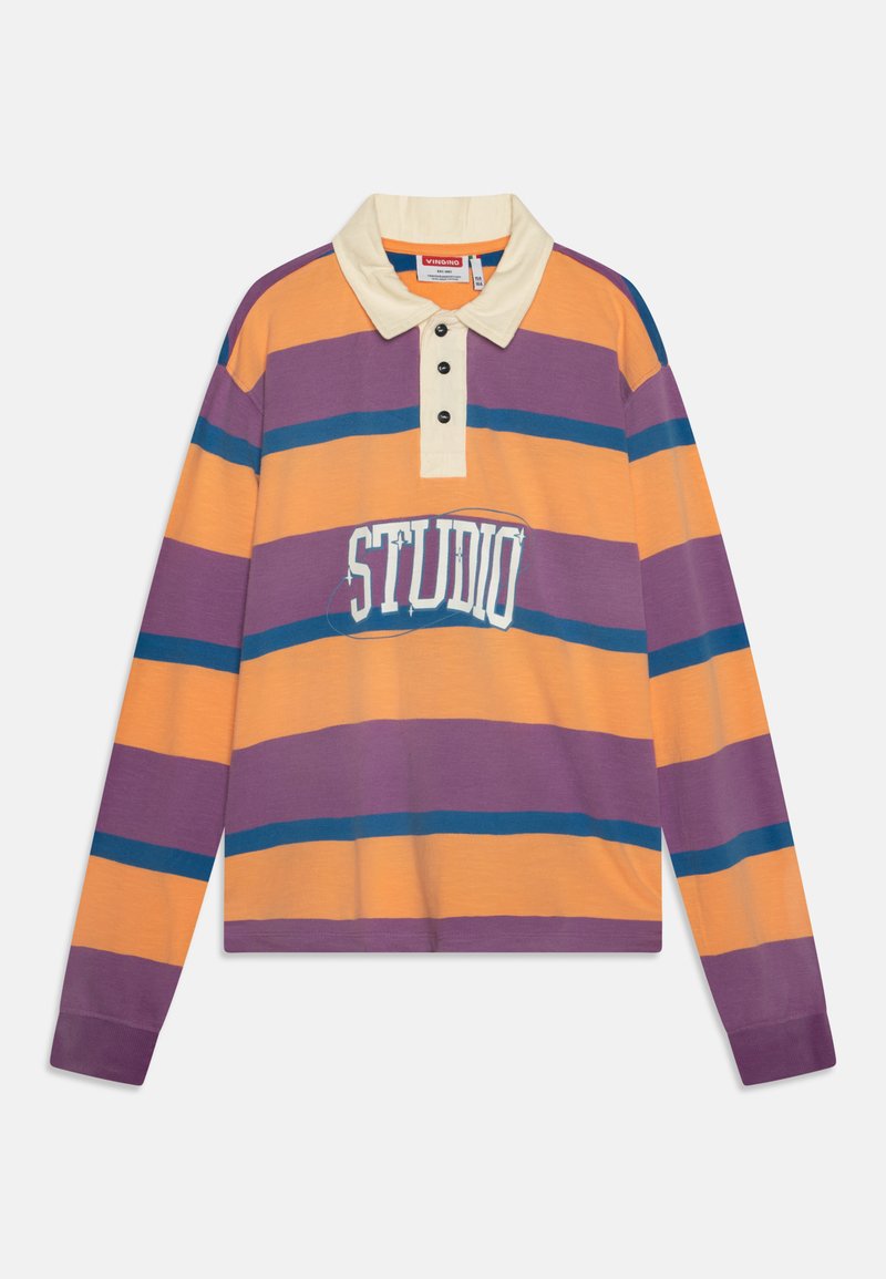 Langermet poloskjorte i oransje, lilla og blå striper. Har en kremfarget krage, tre svarte knapper, og "STUDIO" grafikk på fronten.