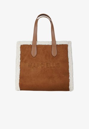 Bruine suède draagtas met crèmekleurige fleece afwerking, dubbele leren handvatten en een geperst "MARC ELLIS" logo aan de voorkant. Rechthoekige vorm.