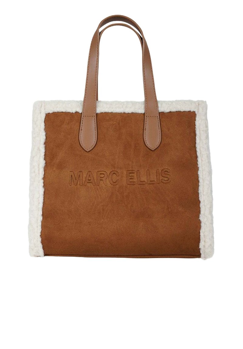 Bruine suède draagtas met crèmekleurige fleece afwerking, dubbele leren handvatten en een geperst "MARC ELLIS" logo aan de voorkant. Rechthoekige vorm.