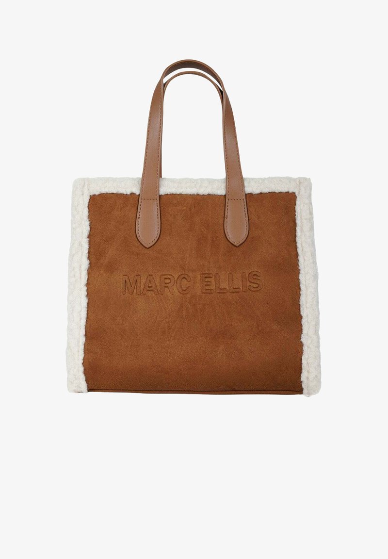 Bruine suède draagtas met crèmekleurige fleece afwerking, dubbele leren handvatten en een geperst "MARC ELLIS" logo aan de voorkant. Rechthoekige vorm.