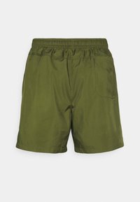 Olivgröna shorts i ett lätt material med elastisk midja. Har en enda bakficka och en jämn yta.