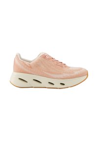 Baskets de sport rose clair avec une tige texturée, semelle blanche et découpes d'accent pour la respirabilité. Comprend des lacets ronds et un col rembourré.