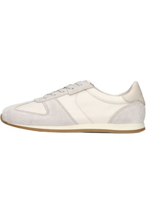 Lichtbeige casual sneaker met suède en lederen panelen, vetersluiting en een platte rubberen zool.