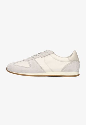 Light beige casual sneaker with suede and leather panels, lace-up closure, and a flat rubber sole.