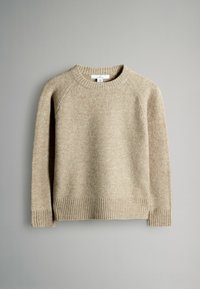 Beige neulepaita, jossa on pyöreä kaula-aukko, ribbineuleiset hihansuut ja helma. Pehmeä rakenne, hieman löysä istuvuus ja raglan-hihat.