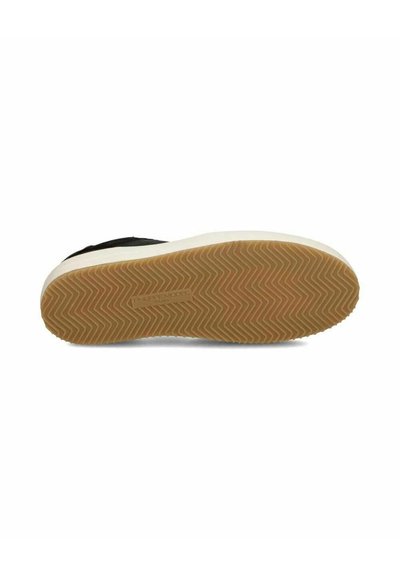 Sneaker nera con una tomaia testurizzata, caratterizzata da una suola intermedia bianca a contrasto e una suola in gomma con un motivo a zigzag.