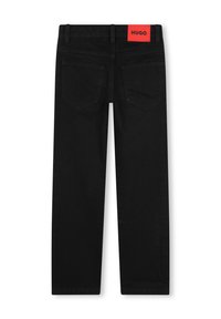 Pantalon en denim noir avec une coupe droite, comportant deux poches arrière et une étiquette avec le logo HUGO rouge sur la taille.