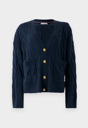 Dunkelblauer, kabelgestrickter Cardigan mit V-Ausschnitt, goldenen Knöpfen und zwei vorderen Taschen, mit gerippten Bündchen und Saum.