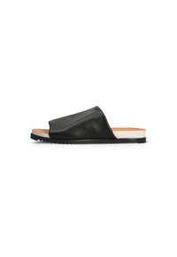 Sandale en cuir noir avec un dessus lisse, une forme courbée et un accent blanc au talon. Semelle en caoutchouc texturée pour une meilleure adhérence.