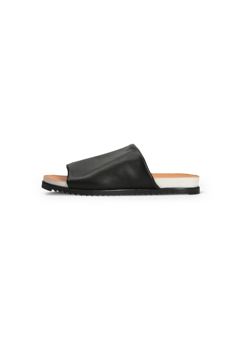 Sandale en cuir noir avec un dessus lisse, une forme courbée et un accent blanc au talon. Semelle en caoutchouc texturée pour une meilleure adhérence.