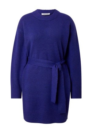 Lila gestricktes Kleid mit rundem Halsausschnitt, langen Ärmeln und einem passenden Gürtel in der Taille. Rippbündchen und -saum sorgen für Textur.