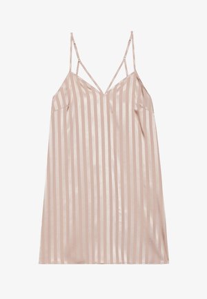 Robe nuisette en satin rose clair avec des rayures verticales. Dispose de fines bretelles ajustables et d'un décolleté en V. Texture lisse et longueur genoux.