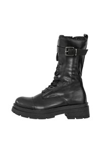 Czarne skórzane buty bojowe z sznurowanym przodem, bocznym zamkiem błyskawicznym i regulowanym paskiem z klamrą. Posiadają grubą gumową podeszwę i gładką teksturę.