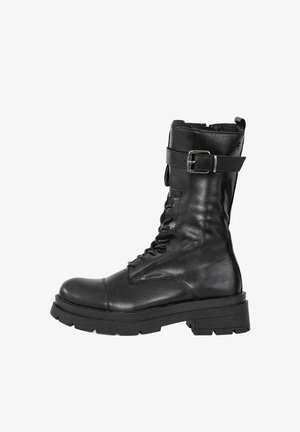 Czarne skórzane buty bojowe z sznurowanym przodem, bocznym zamkiem błyskawicznym i regulowanym paskiem z klamrą. Posiadają grubą gumową podeszwę i gładką teksturę.