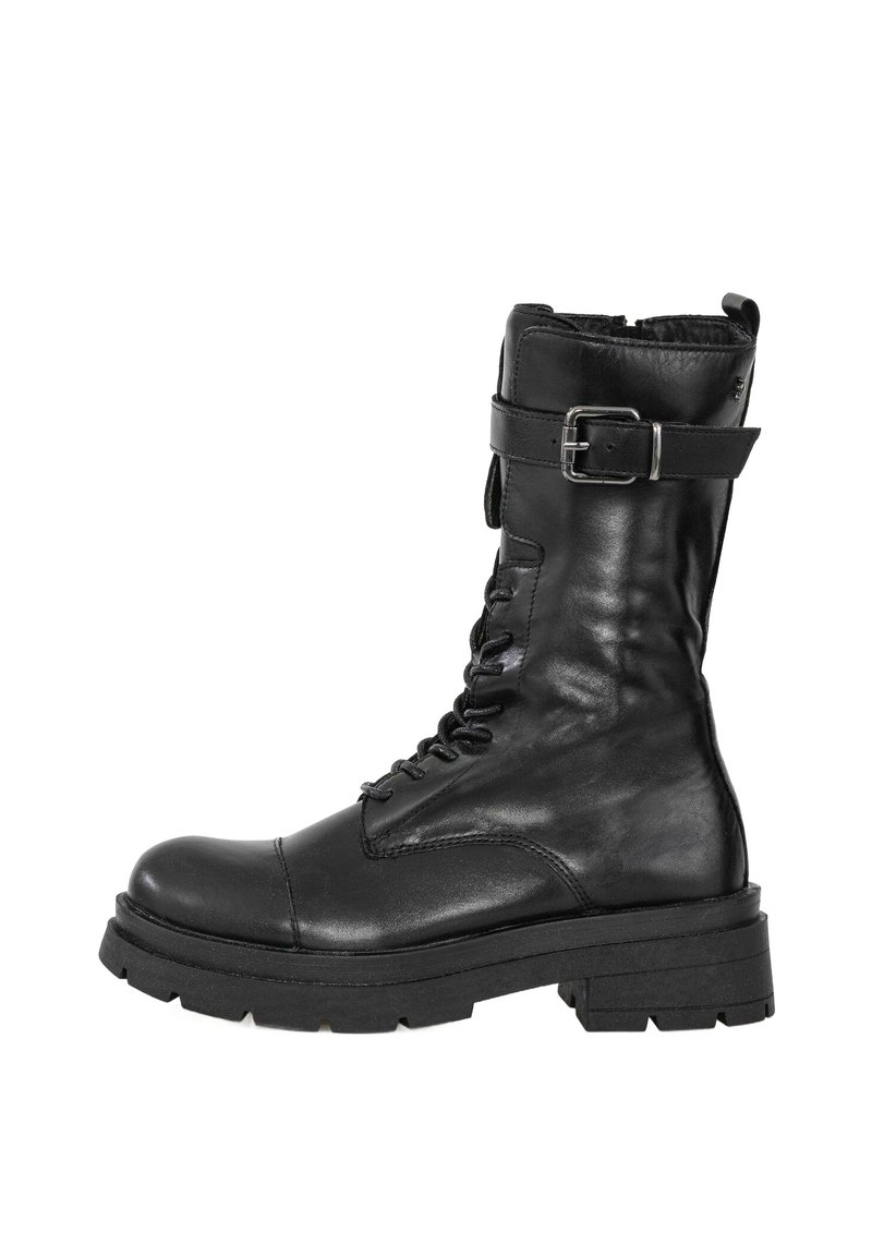 Czarne skórzane buty bojowe z sznurowanym przodem, bocznym zamkiem błyskawicznym i regulowanym paskiem z klamrą. Posiadają grubą gumową podeszwę i gładką teksturę.