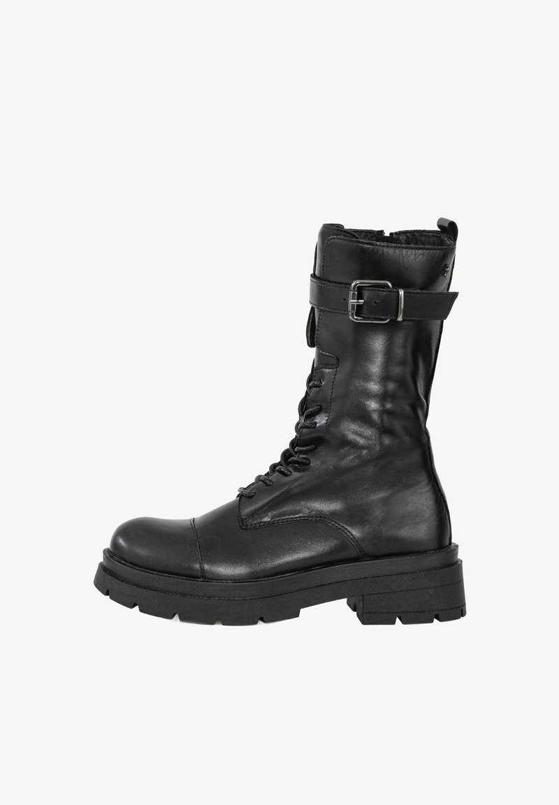 Czarne skórzane buty bojowe z sznurowanym przodem, bocznym zamkiem błyskawicznym i regulowanym paskiem z klamrą. Posiadają grubą gumową podeszwę i gładką teksturę.