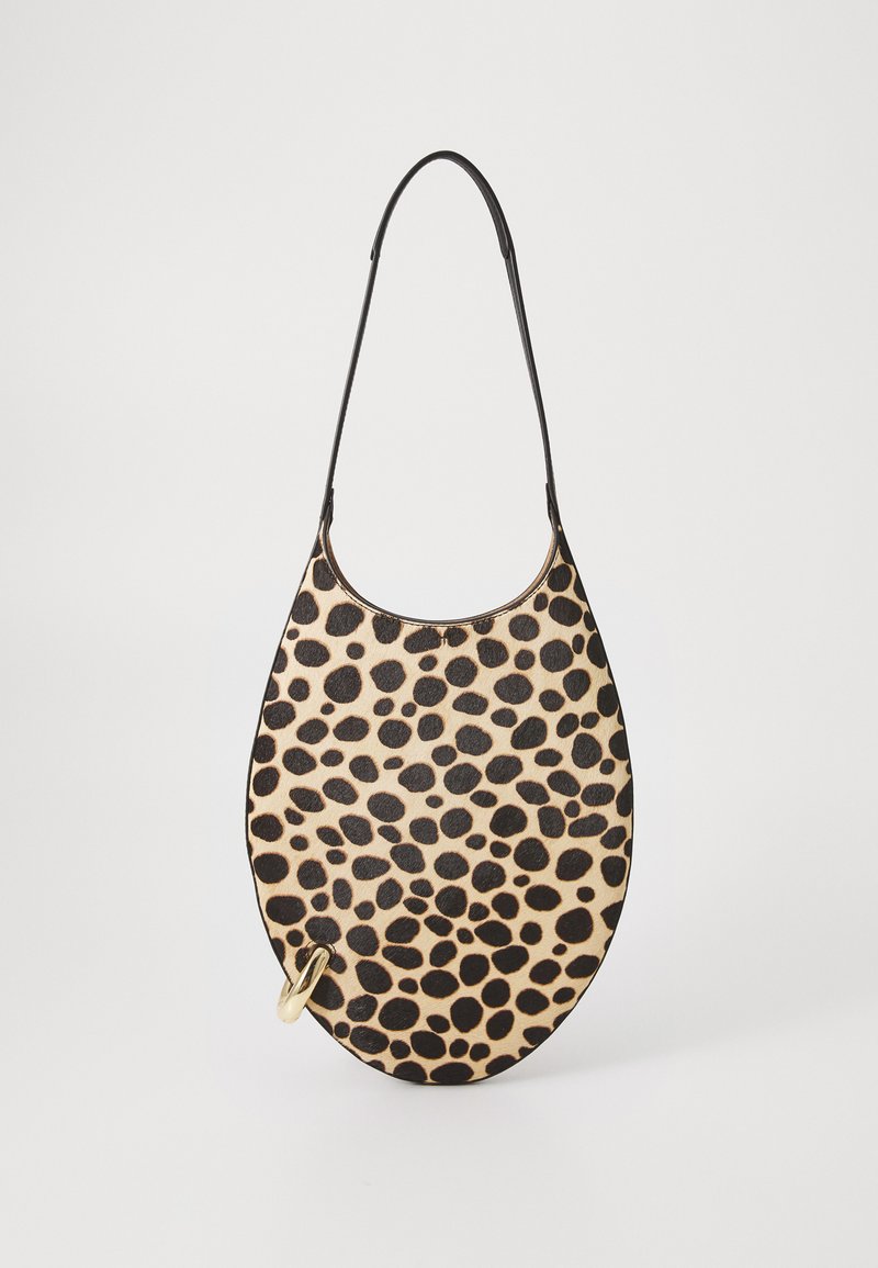 Tasche im Leopardenmuster mit glatter Textur, ovaler Form, schwarzen Akzenten und einem goldenen Hardware-Ring für einen verstellbaren Riemen.