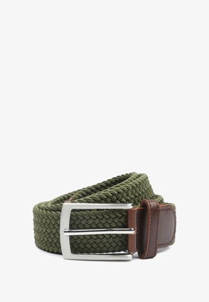 Gebreide groene stoffen riem met een zilveren metalen gesp en bruine leren accenten. Getextureerd oppervlak met een flexibel ontwerp.