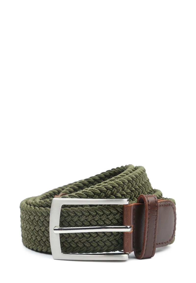 Gebreide groene stoffen riem met een zilveren metalen gesp en bruine leren accenten. Getextureerd oppervlak met een flexibel ontwerp.