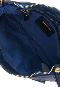 Interno della borsa a spalla in pelle blu navy con una texture liscia, cerniera dorata, rivestimento in tessuto e una piccola tasca per l'organizzazione interna.