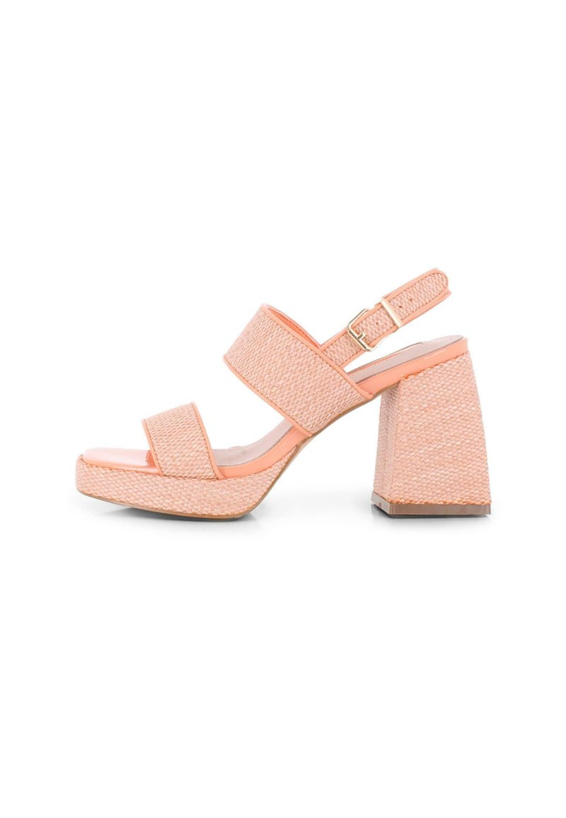 Sandalias de plataforma trenzadas en color durazno con dos correas anchas, diseño tipo slingback y tacón grueso. Acabado suave en la zona del dedo del pie.