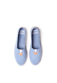 Modré plátěné espadrilky s přírodní koženou akcentací, mají uzavřenou špičku, detaily prošití a logo na stélce.