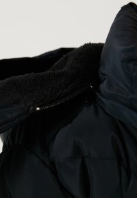 Unselected, dark blue