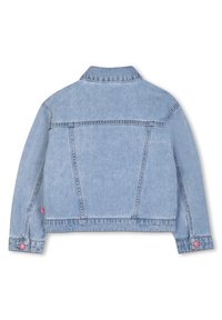 Ανοιχτό μπλε τζιν μπουφάν με μακριά μανίκια, γιακά και μανσέτες με κουμπιά. Διαθέτει εμφανείς ραφές και cropped σχέδιο. Ροζ λογότυπο στη βάση.