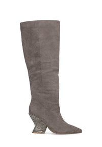 Bota de ante gris hasta la rodilla con punta afilada y un exclusivo tacón con tachuelas, que presenta un acabado texturizado y una superficie lisa.