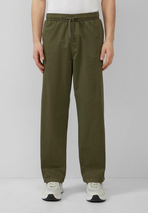 Pantalons en mélange de coton léger couleur vert olive avec une taille élastique et un cordon de serrage ajustable, présentant une coupe ample et un design à jambe droite.