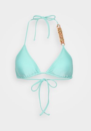 Haut de bikini bleu clair avec des bonnets triangulaires, des liens ajustables au cou et au dos, et un détail en matériel doré sur une des bretelles.