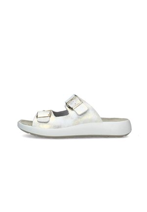 Sandali bianchi open-toe con due fibbie regolabili, parte superiore morbida e testurizzata e suola bianca imbottita. Finitura iridescente sottile.