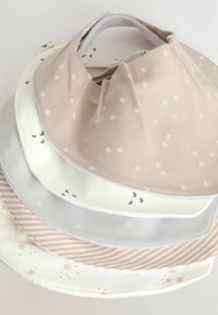 Stapeltje zachte slabbetjes voor baby's met ster-, maan- en gestreepte patronen in gedempte beige, witte en grijze tinten, gerangschikt in een waaiervorm.
