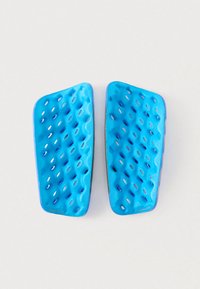 Μπλε λαστιχένιες πάτοι παπουτσιών με μοτίβο κυψελών για αερισμό, με απαλή υφή και ελαφρώς καμπυλωτές άκρες.