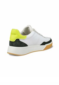 Weißer Sneaker mit grünen Wildlederakzenten, gelbem Fersenlabel, strukturiertem Mesh-Futter und runder Zehenform. Mit Gummi-Außensohle.