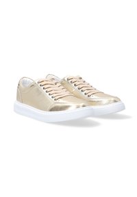 Metallisch goldene Sneakers mit weißen Gummisohlen, Schnürdesign, durchbrochenem Zehenbereich und kontrastierenden beigen Schnürsenkeln. Glatte Textur.