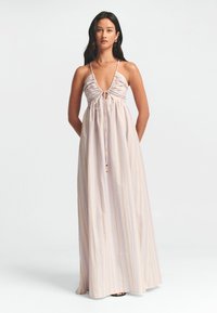 Robe maxi en tissu léger à rayures, dotée d'un décolleté en V profond, de bretelles spaghetti réglables et d'un détail avec cordon à la taille.