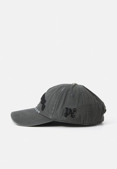 Hallhalli hall cap hallhalli küljega, musta tikandiga logo detailidega ees ja kulunud tekstuuriga. Reguleeritav rihm taga.