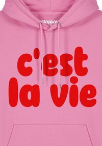 Roze katoenen hoodie met een voorzak en rode, afgeronde tekst met de opdruk "c'est la vie." Voorzien van zilveren oogjes en bijpassende aantrekkoorden.
