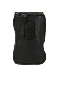 Crni kožni zippered neseser s ušivenim pravokutnim zakrpom na prednjoj strani i dva metalna prstena u gornjim kutovima.