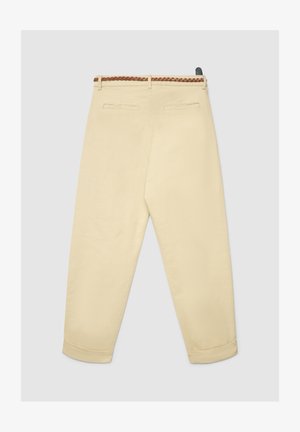 Pantalon beige avec une ceinture tressée marron, présentant deux poches arrière et une coupe fuselée. Tissu lisse et ourlets roulés.