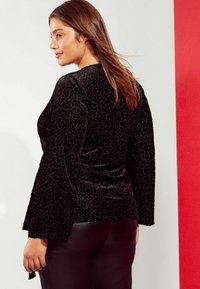 Friends Like These CURVE WRAP - REGULAR FIT - Pusero - black
