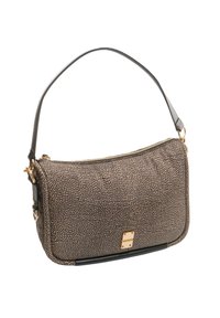 Sac à épaule texturé marron avec une bandoulière noire, accessoires en or et fermeture éclair. Il présente une forme rectangulaire et un petit logo accentué.